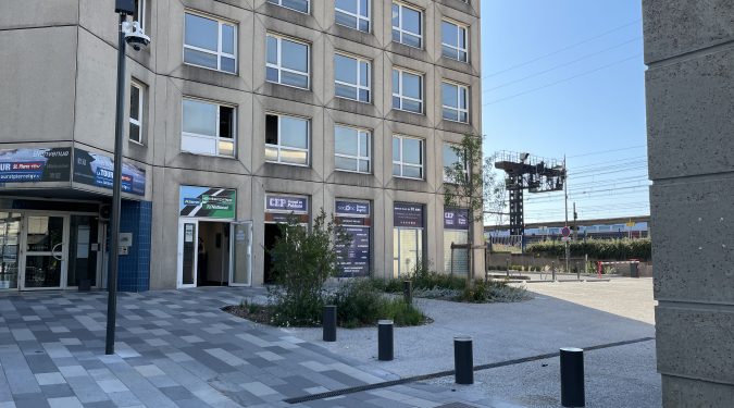 A louer commerce sur la place de la Gare TGV